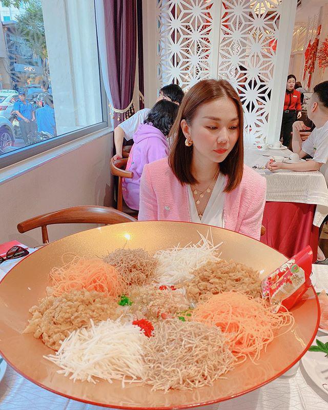 Phủ nhận ăn kiêng, Thanh Hằng khoe bữa trưa khổng lồ, để lộ bí quyết ăn hoài không béo - Ảnh 3. Phủ nhận ăn kiêng, Thanh Hằng khoe bữa trưa khổng lồ, để lộ bí quyết ăn hoài không béo - Ảnh 3.