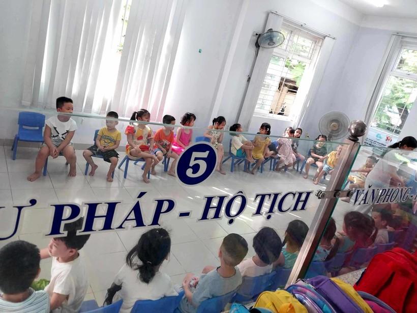 Trẻ mầm non học tạm ở trụ sở ủy ban phường. (Ảnh: B.T) ảnh 4