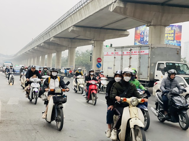 Thời tiết Hà Nội 3 ngày tới: Nền nhiệt Thủ đô giảm sâu nhất bao nhiêu độ khi không khí lạnh tràn về? - Ảnh 1.