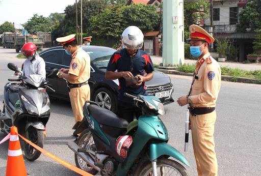 Lực lượng CSGT kiểm tra, xử lý phương tiện tham gia giao thông. Ảnh minh họa