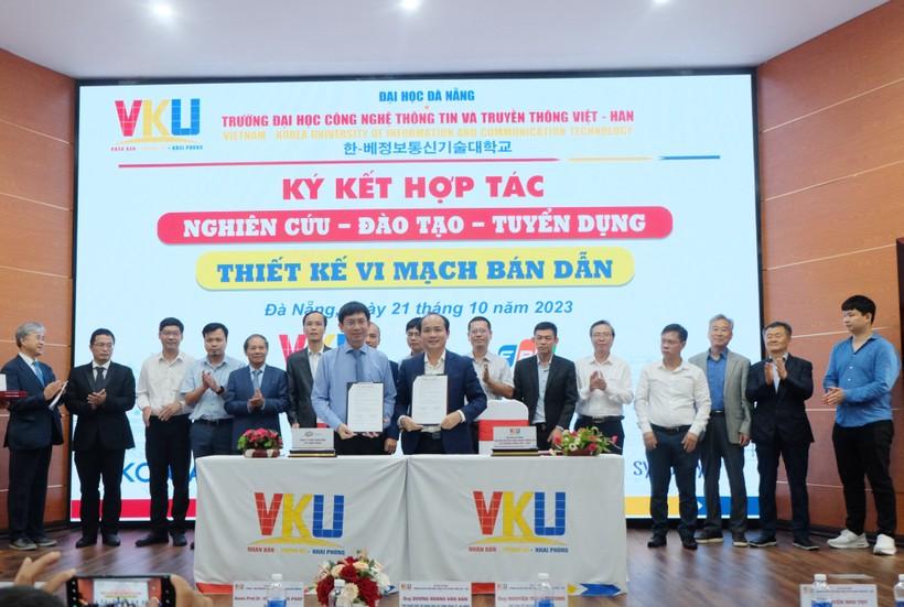 Lãnh đạo Trường VKU ký kết hợp tác với các doanh nghiệp về nghiên cứu - đào tạo - tuyển dụng ngành Thiết kế vi mạch bán dẫn. (Ảnh: Hoàng Vinh) ảnh 1