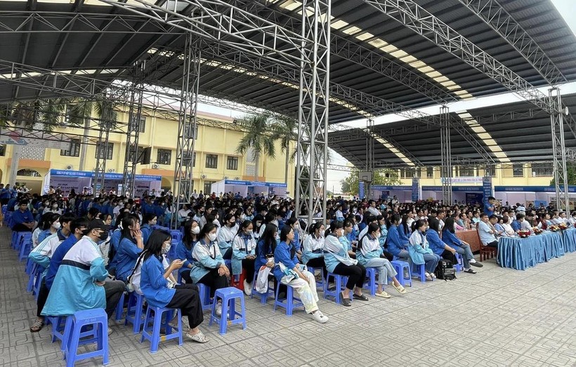 Ngày hội việc làm thành phố Thái Nguyên năm 2023 đã thu hút trên 1.000 người lao động và học sinh tham dự. ảnh 1