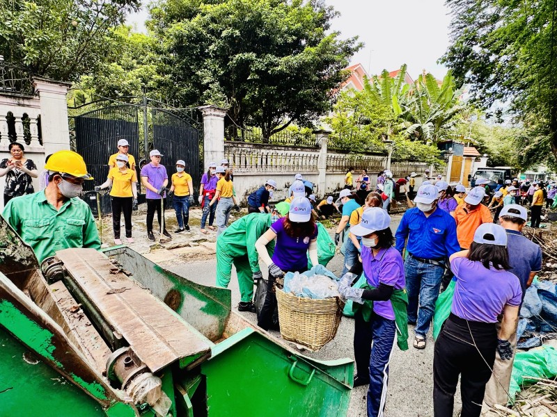 Hàng chục tấn rác dọc đường Vi Ba đã được người dân phường 4 thu gom, dọn dẹp