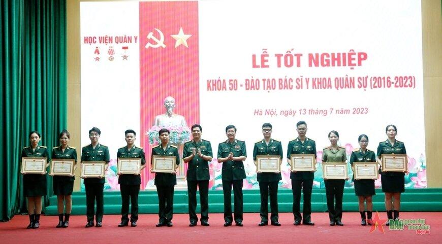 Bảng thành tích đáng nể của chàng thủ khoa tốt nghiệp Học viện Quân y - Ảnh 2.