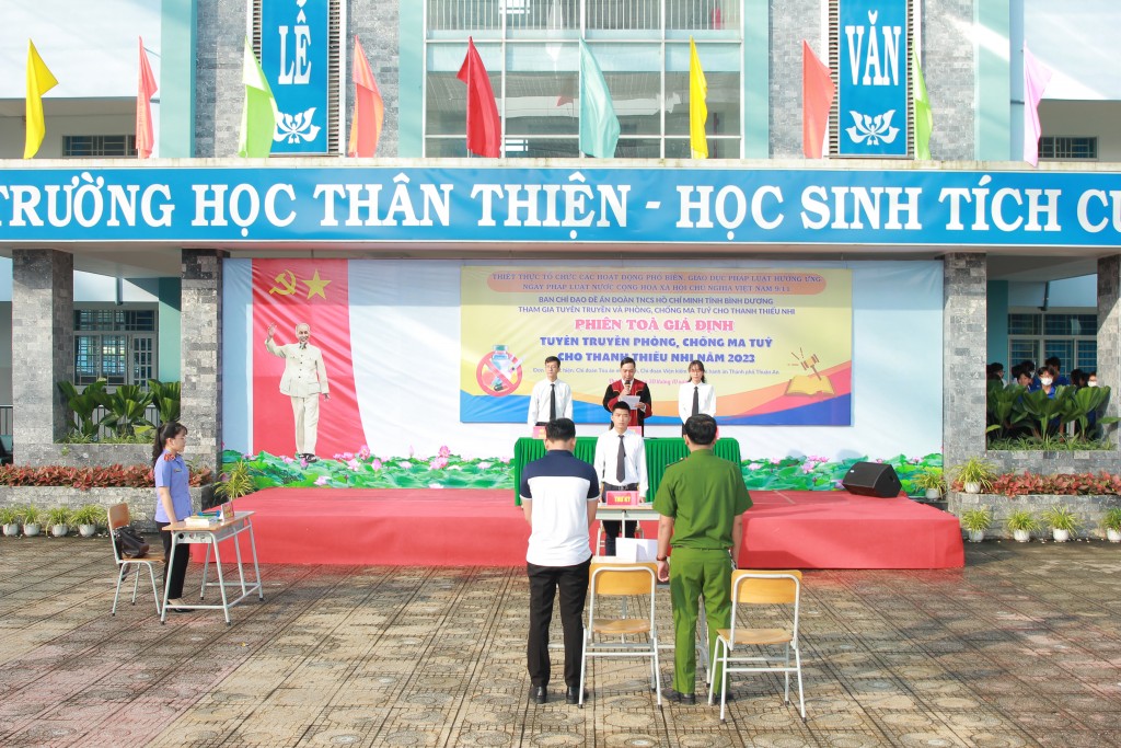 Toàn cảnh phiên toà