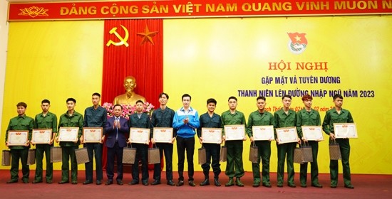 Thanh niên Thạch Thất tình nguyện viết đơn lên đường bảo vệ Tổ quốc