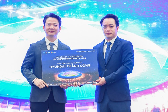 Ban tổ chức tri ân nhà tài trợ tại lễ ra mắt Cúp bóng đá 7 người quốc gia Hyundai Thanh Cong cup 2023 ảnh 1