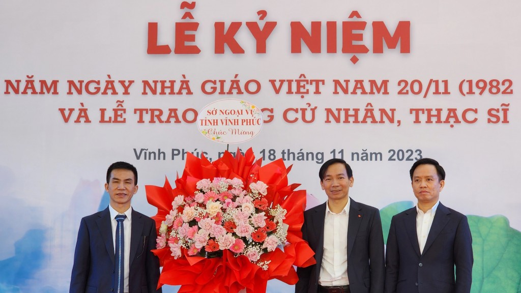 Đại học Trưng Vương trao bằng cử nhân cho 300 sinh viên