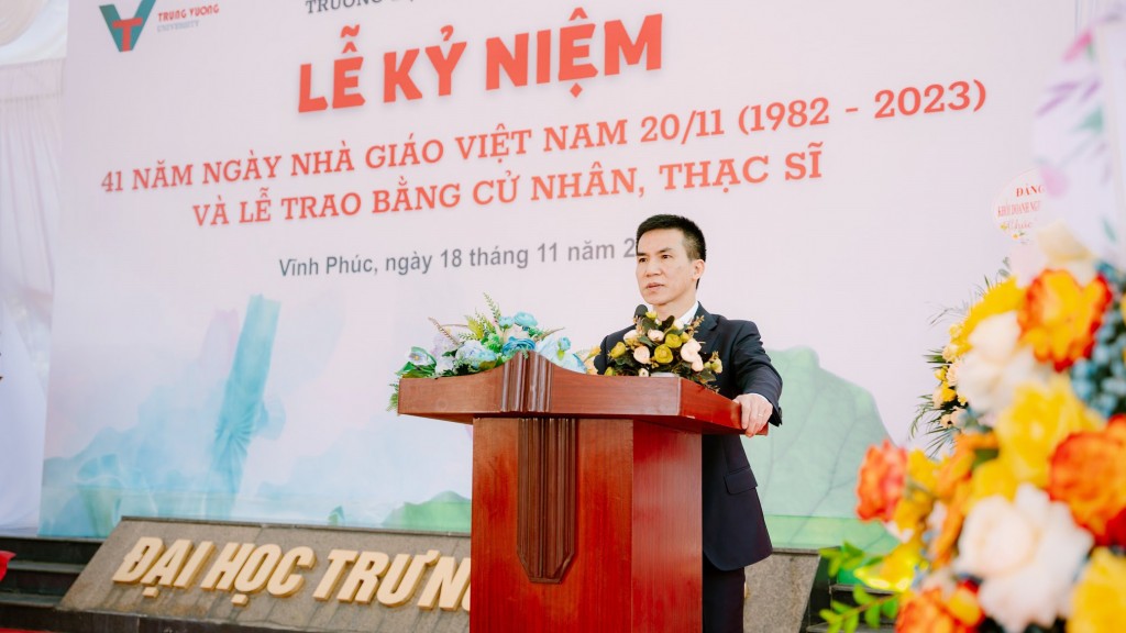 Đại học Trưng Vương trao bằng cử nhân cho 300 sinh viên