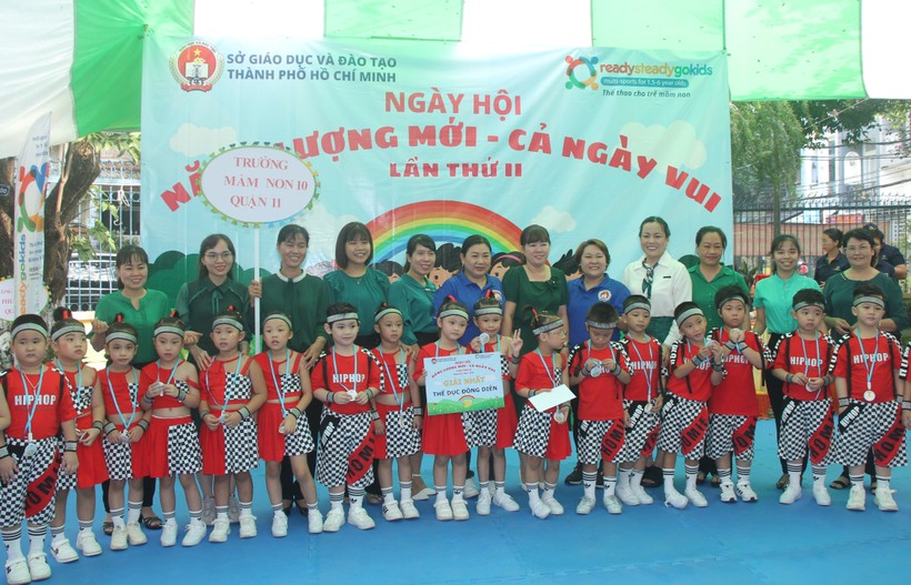 Ban tổ chức trao giải Nhất thể dục đồng diễn cho Trường Mầm non 10 (quận 11).