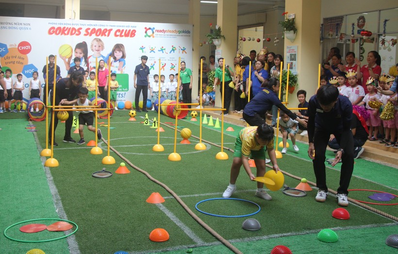 Trẻ mầm non háo hức tham gia phần thi vận động liên hoàn 10 môn thể thao phối hợp.