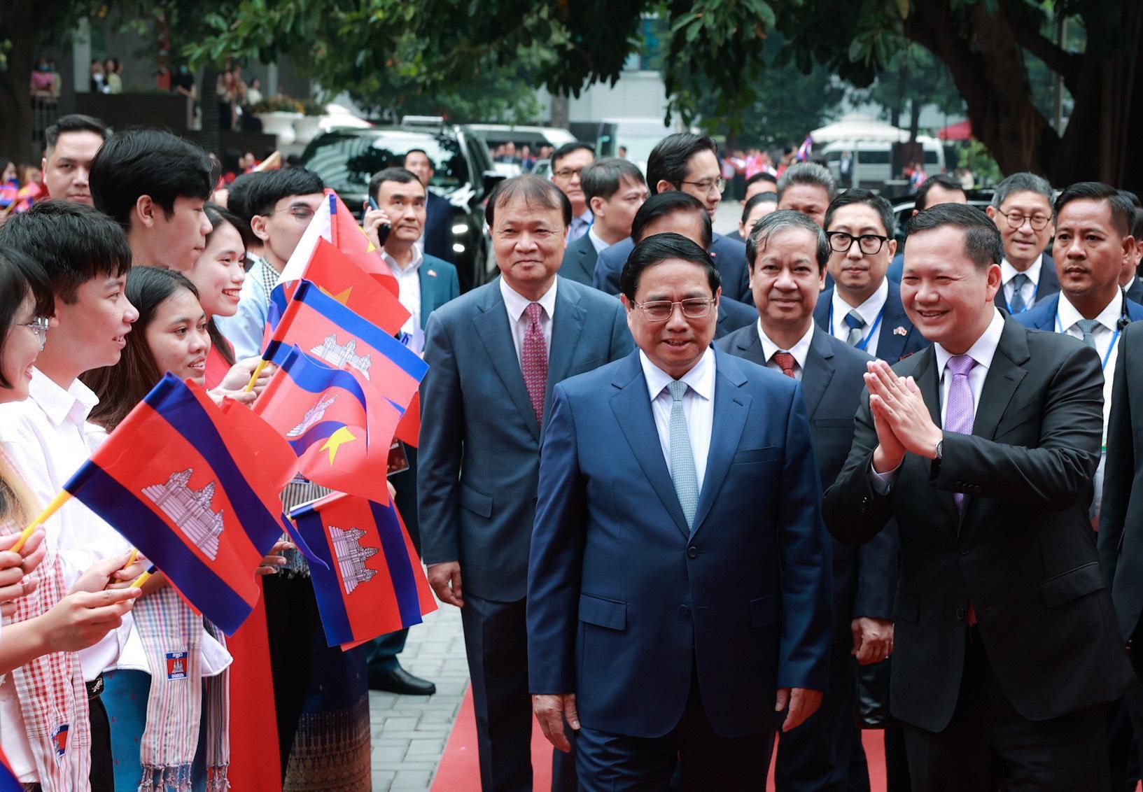 Cán bộ, sinh viên Trường ĐH Ngoại thương chào đón Thủ tướng Chính phủ Phạm Minh Chính và Thủ tướng Campuchia Samdech Moha Bovor Thipadei Hun Manet đến thăm.