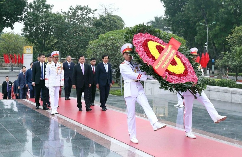 Thủ tướng Campuchia Samdech Moha Bovor Thipadei Hun Manet đặt vòng hoa tưởng niệm các Anh hùng Liệt sỹ. (Ảnh: Phạm Kiên/TTXVN)