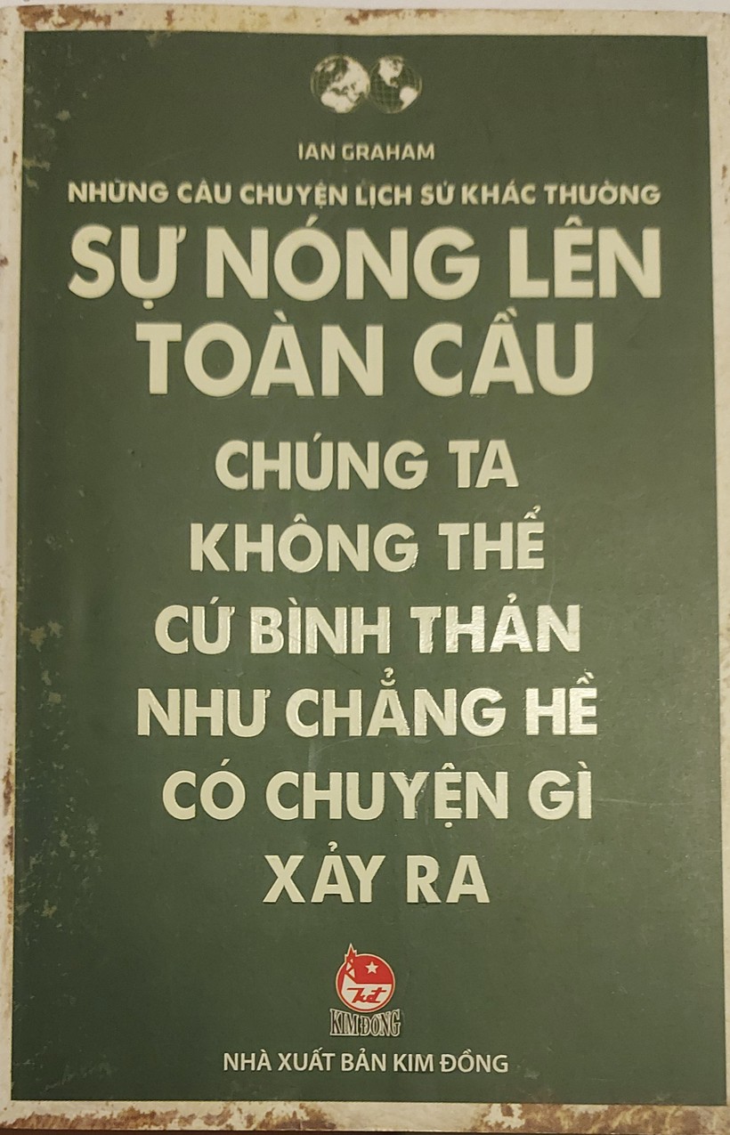 Cuốn sách khoa học thu nhỏ gióng lên hồi chuông cảnh báo về sự nóng lên toàn cầu. Ảnh: Tấn Quyết.