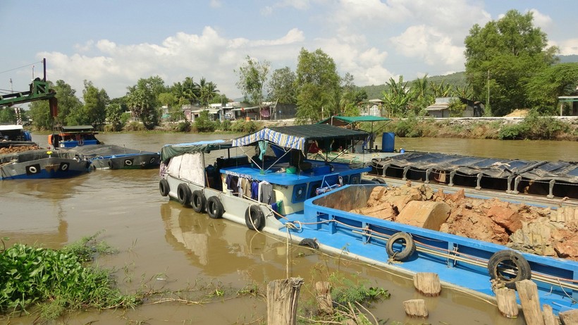 Phương tiện khai thác và vận chuyển đất trái phép bị tạm giữ.