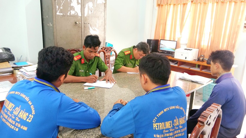 Cơ quan Công an làm việc với những người đàn ông có liên quan trong vụ khai thác, vận chuyển đất trái phép.