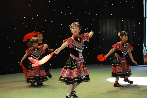 Các em học sinh TH School trong trang phục truyền thống Tây Bắc.