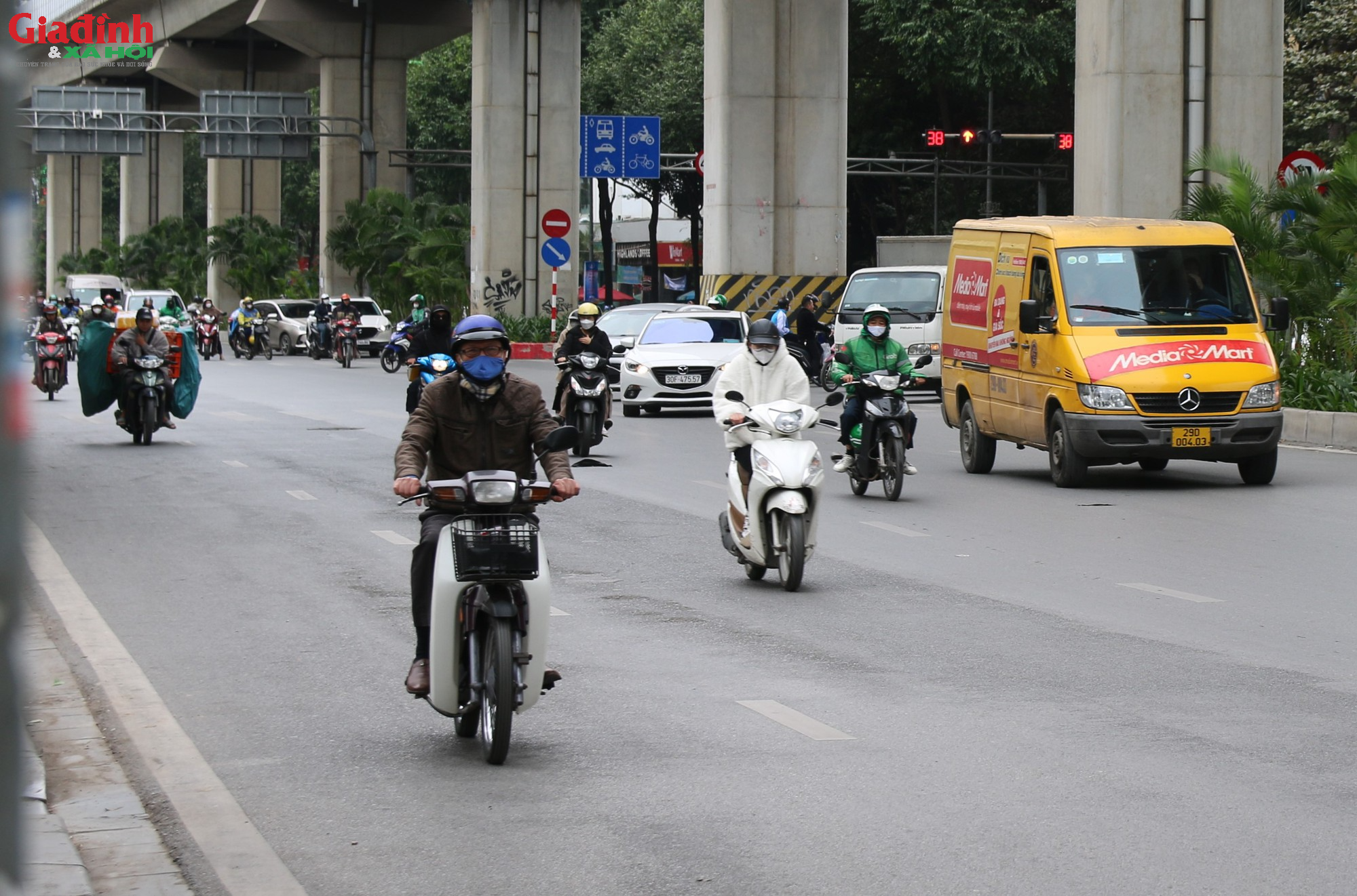 Không khí lạnh tăng cường, người Hà Nội co ro chống chọi giá rét - Ảnh 3.