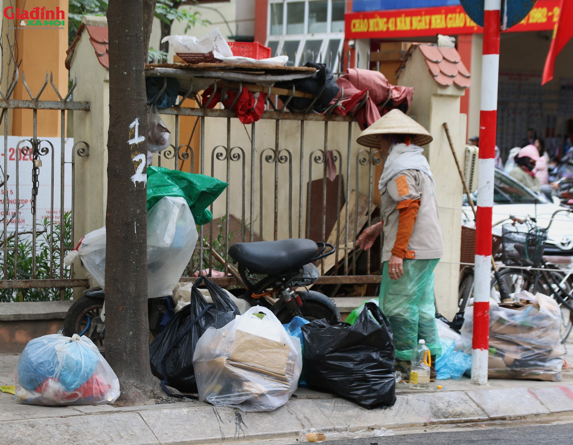 Không khí lạnh tăng cường, người Hà Nội co ro chống chọi giá rét - Ảnh 11.