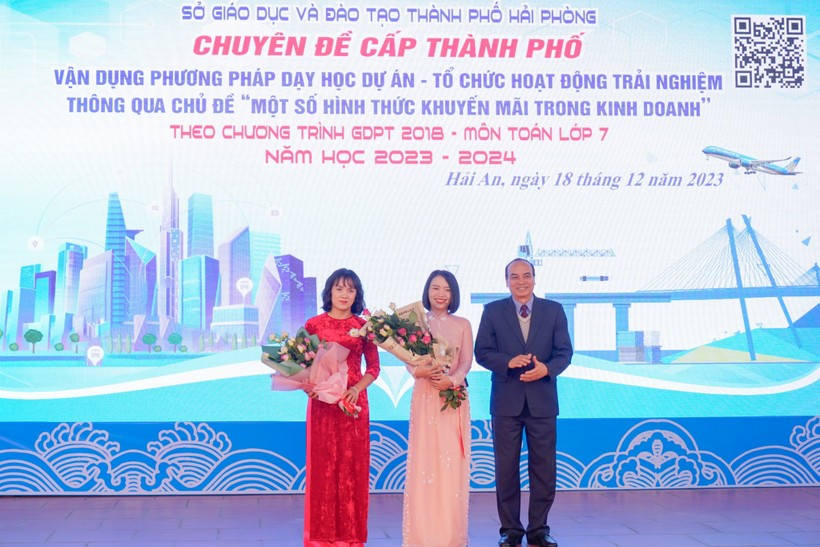 Lãnh đạo Sở GD&ĐT Hải Phòng tặng hoa cô giáo thực hiện chuyên đề.