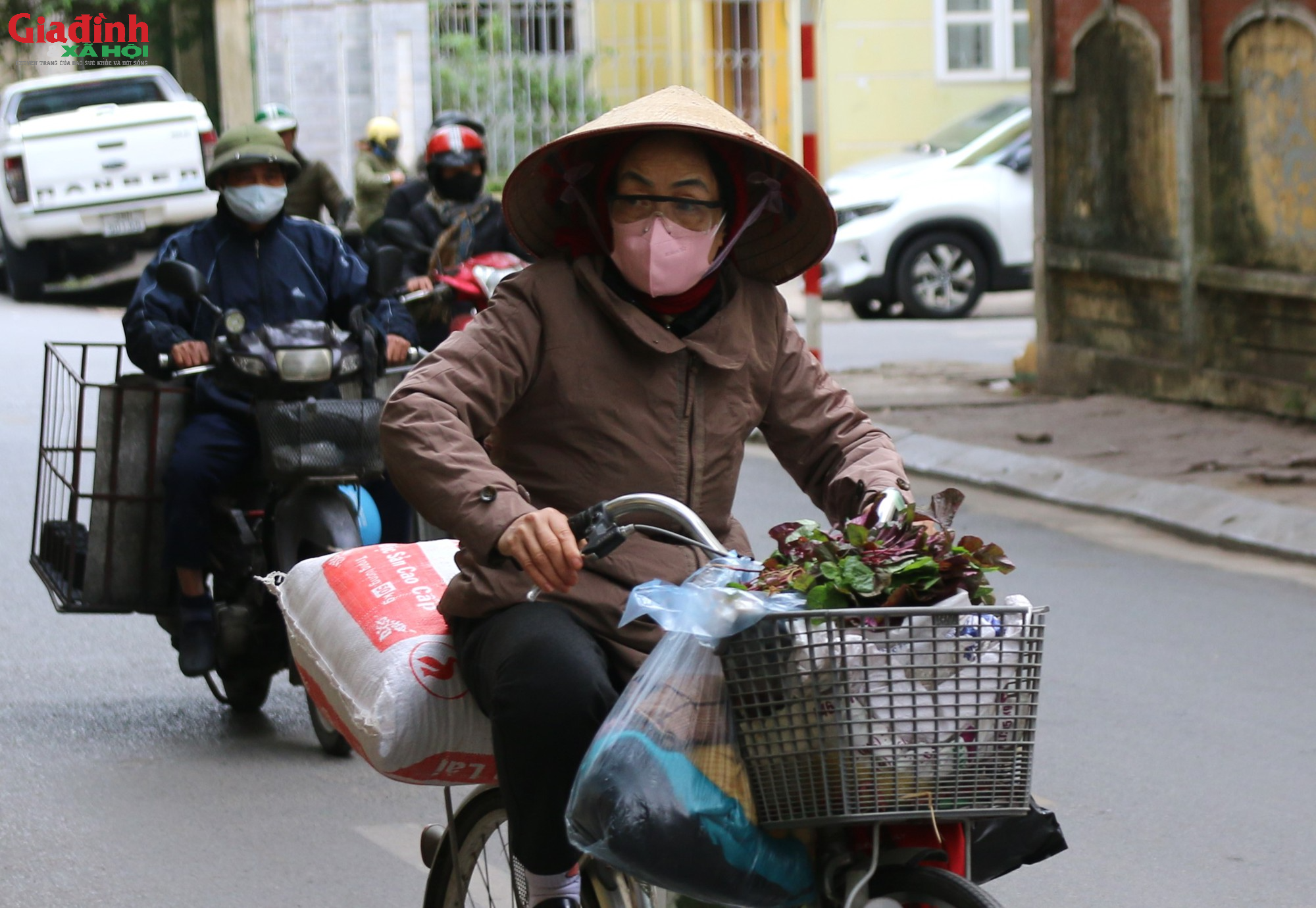 Không khí lạnh tăng cường, người Hà Nội co ro chống chọi giá rét - Ảnh 10.