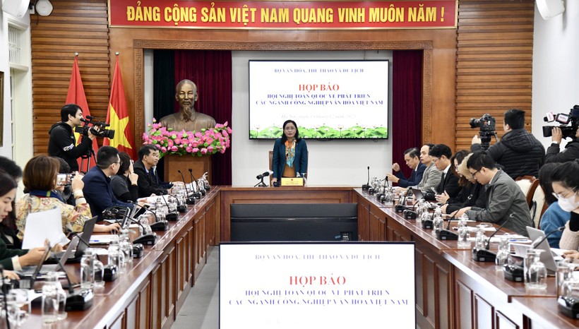 Thứ trưởng Bộ VH,TT&DL Trịnh Thị Thủy chủ trì họp báo thông tin Hội nghị toàn quốc về phát triển các ngành công nghiệp văn hóa.