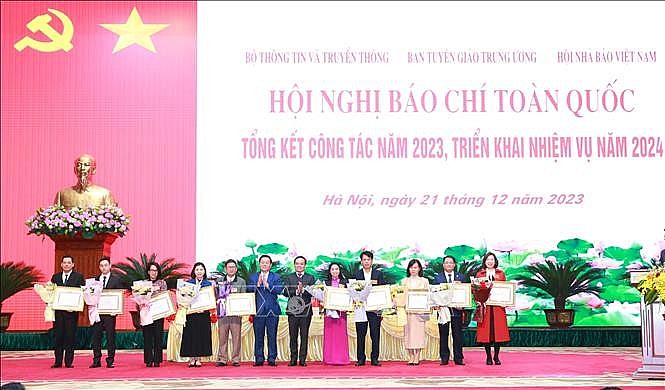 Trưởng Ban Tuyên giáo Trung ương Nguyễn Trọng Nghĩa và Phó Thủ tướng Trần Lưu Quang trao Bằng khen cho các tập thể có thành tích xuất sắc trong công tác báo chí. Ảnh: Phương Hoa/TTXVN