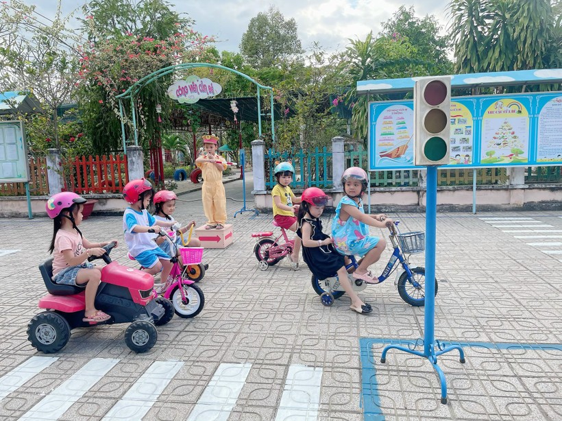 Chúng cháu tham gia giao thông an toàn, Trường mầm non Trưng Vương, huyện Châu Thành, tỉnh Tây Ninh.