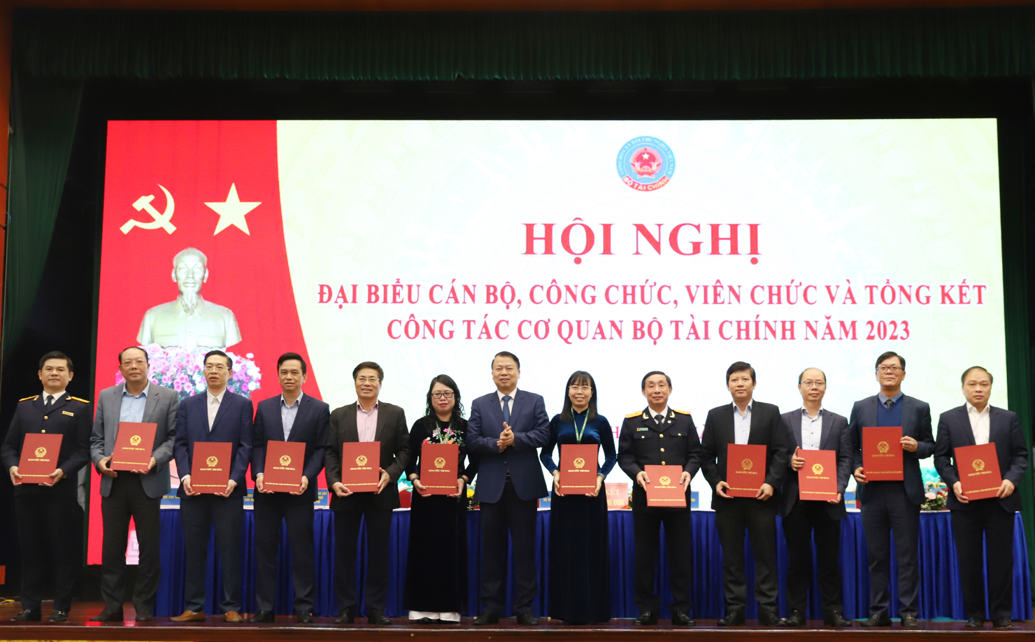 Các đơn vị ký kết giao ước thi đua năm 2024 dưới sự chứng kiến của Thứ trưởng Nguyễn Đức Chi. Ảnh: GH