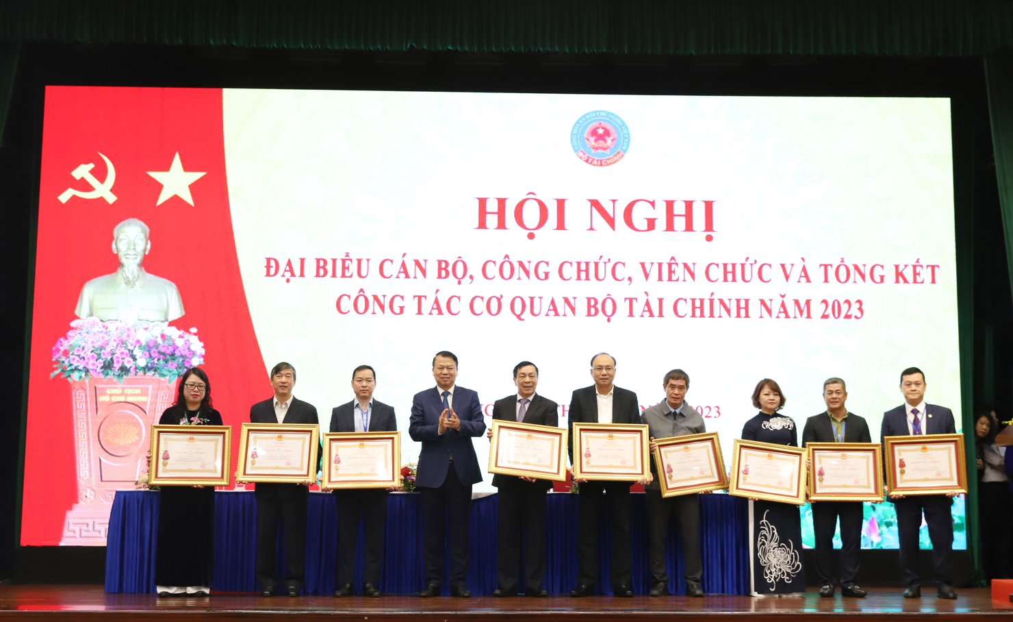 Các cá nhân vinh dự được đón nhận Huân chương Lao động hạng Nhất, Nhì, Ba của Nhà nước trao tặng. Ảnh: GH