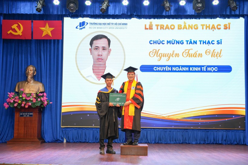 Trường Đại học Mở TPHCM trao bằng cho tân Thạc sĩ.