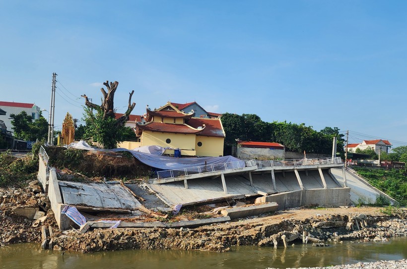 Kè bị sập, ảnh hưởng nghiêm trọng đến Đền Mẫu.