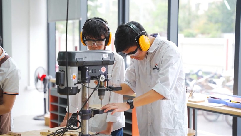 Học sinh Phenikaa School sử dụng máy khoan bàn chế tạo sản phẩm tại Makerspace của nhà trường.