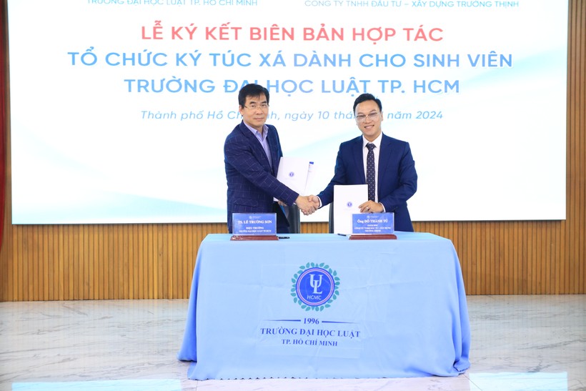 Lễ ký kết thỏa thuận hợp tác giữa Trường Đại học Luật TPHCM và Công ty TNHH Đầu tư - Xây dựng Trường Thịnh về tổ chức ký túc xá sinh viên. Ảnh: HCMULAW