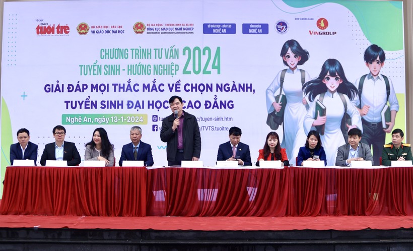 Đại diện Vụ Giáo dục Đại học - Bộ GD&ĐT chia sẻ thông tin quan trọng về kỳ thi tốt nghiệp và tuyển sinh đại học năm 2024. Ảnh: PV