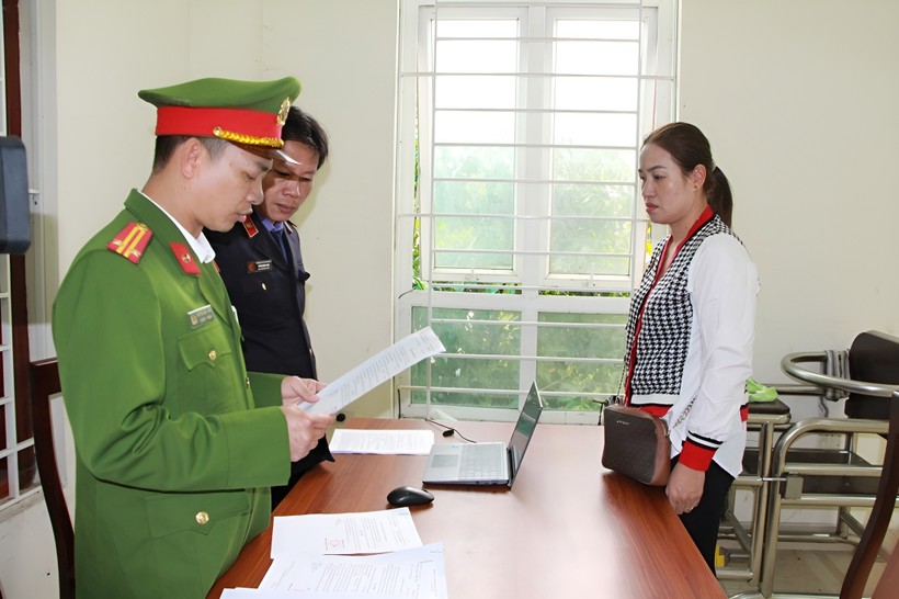 Cơ quan chức năng làm việc với Hà Thị Tâm. (Ảnh: CANA)