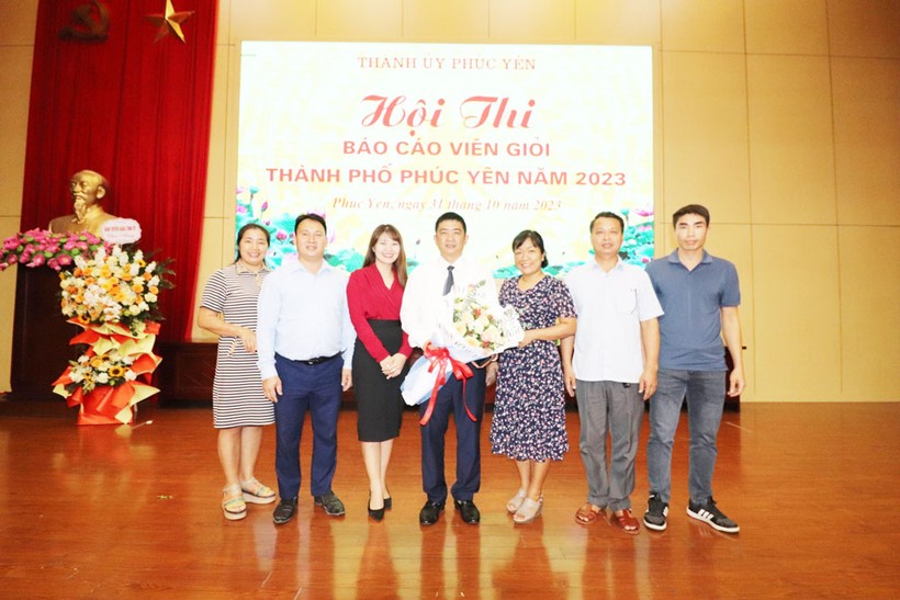 Ông Tạ Duy Chung, Phó Bí thư thường trực Đảng ủy – Chủ nhiệm UBKT, Trường Cao đẳng Nghề Việt Xô số 1 (người nhận hoa) tham gia Hội thi Báo cáo viên giỏi TP Phúc Yên năm 2023.