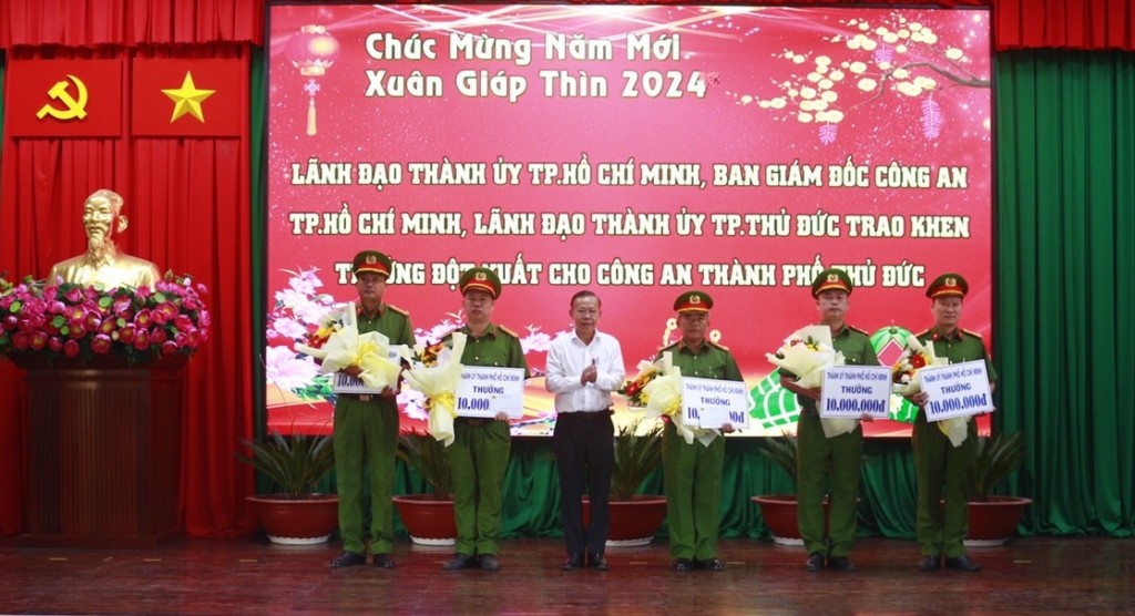 Khen thưởng lực lượng phá án giết người gây rúng động ở thành phố Thủ Đức