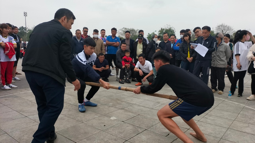 Vận động viên là các em học sinh tham gia thi đấu.