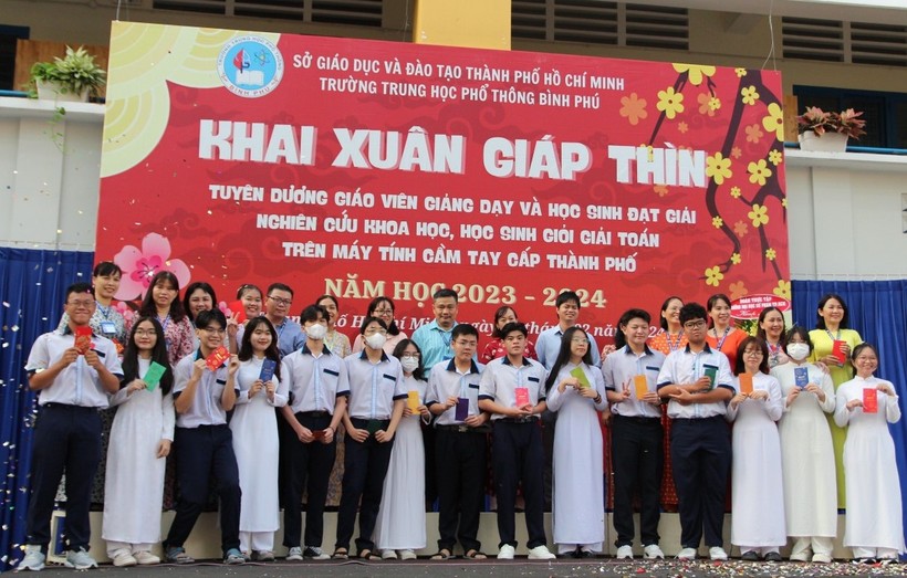 Giáo viên và học sinh Trường THPT Bình Phú vui mừng nhận lì xì đầu năm mới.