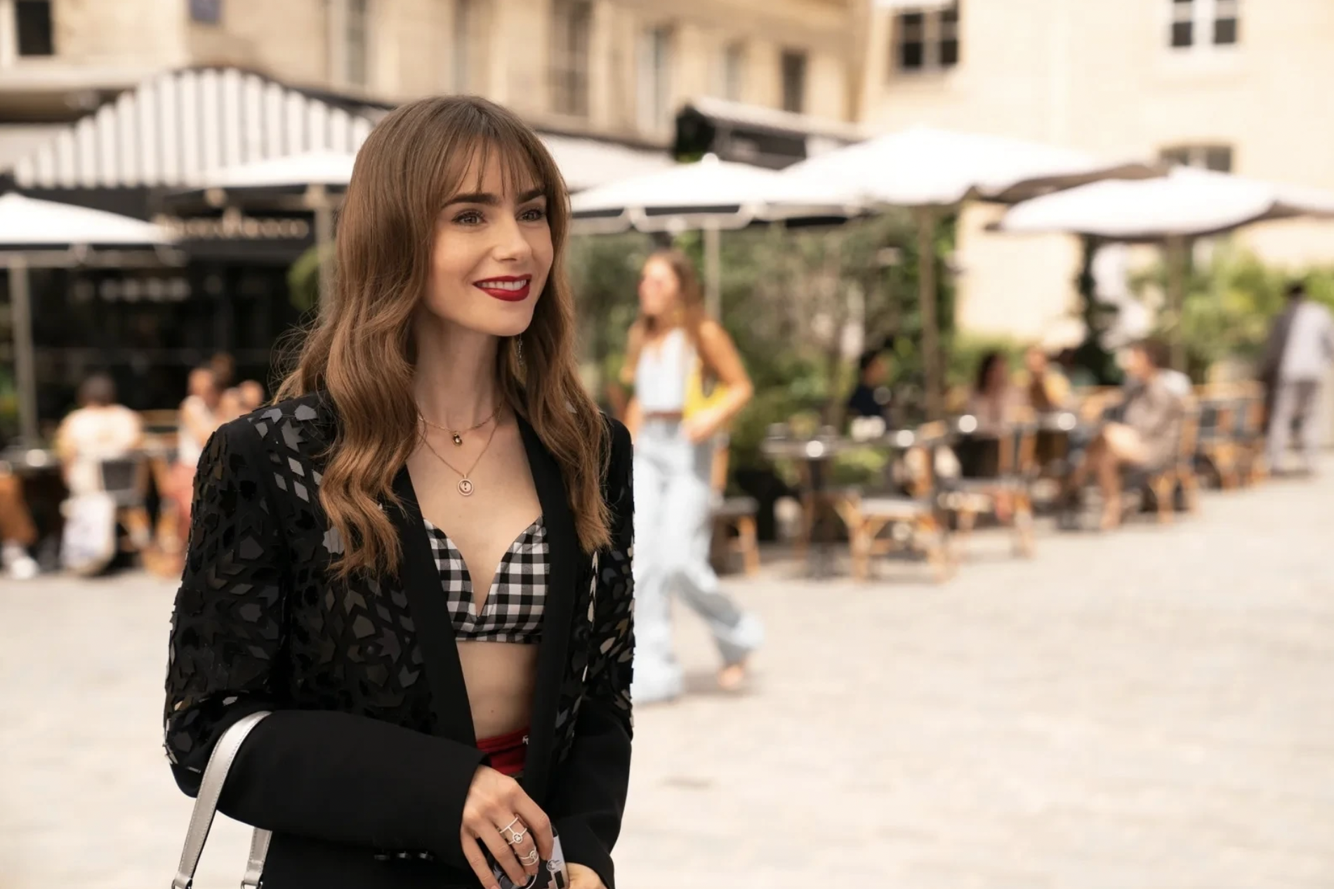 Chơi đùa với màu sắc trong loạt phim Emily in Paris - Ảnh 14.