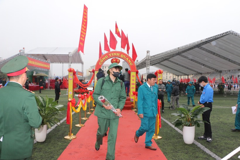 Các tân binh cùng đi qua Cổng Vinh quang trước khi lên xe.