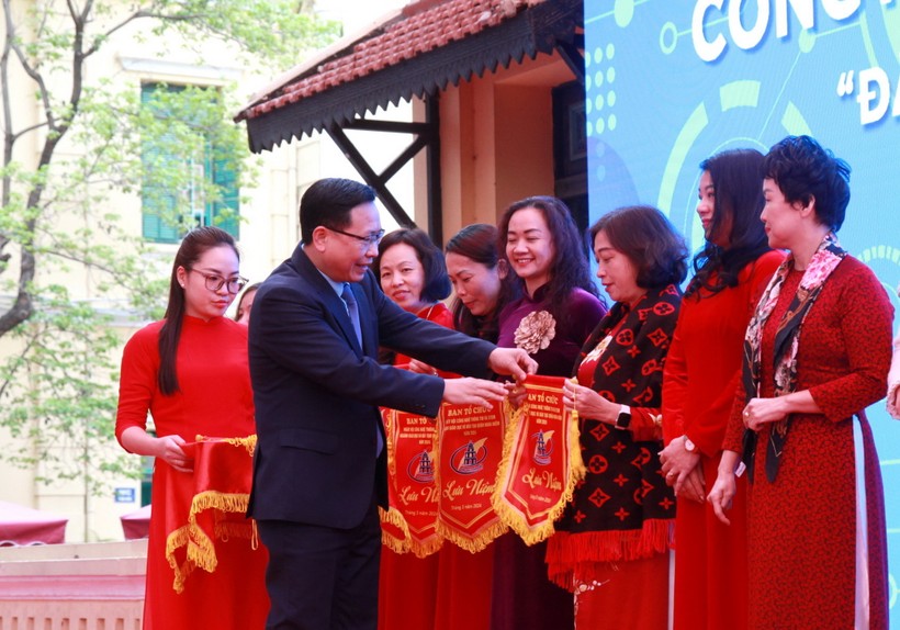 Ông Trần Văn Đạt - Vụ trưởng Vụ Giáo dục Chính trị và Công tác HSSV (Bộ GD&ĐT) dự ngày hội và trao cờ của Ban tổ chức cho các đơn vị.