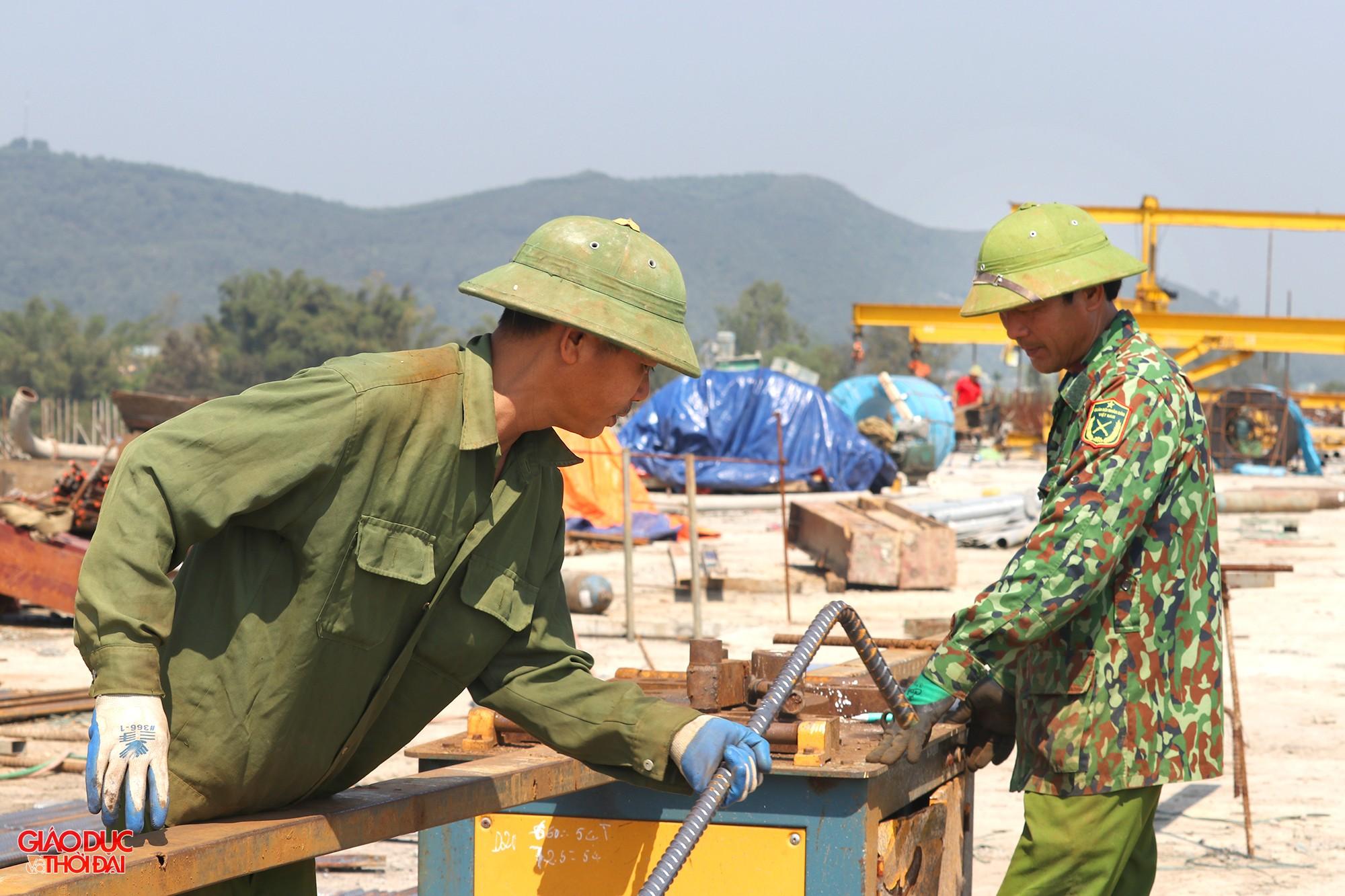 Kỹ sư Nguyễn Quang Trung, Chỉ huy công trình cầu Hưng Đức của Tập đoàn Cienco 4 cho biết, đơn vị đảm nhiệm thi công từ mố M0 đến trụ T13. Hiện nhà thầu này đã thi công xong bản mặt cầu và đúc hẫng từ trụ T1 đến trụ T13, đang đúc lan can và dải phân cách. (Ảnh: Phạm Tâm)