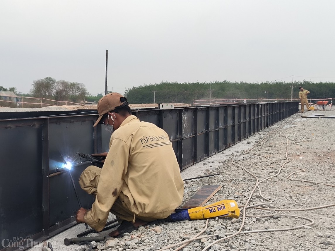 Công ty TNHH Tập đoàn Sơn Hải thi công tại điểm đầu dự án thành phần 3 cao tốc Biên Hòa - Vũng Tàu.