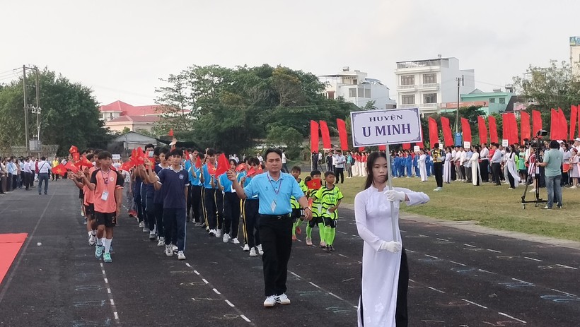 Đơn vị huyện U Minh tham gia diễu hành tại lễ khai mạc Hội khỏe Phù Đổng.