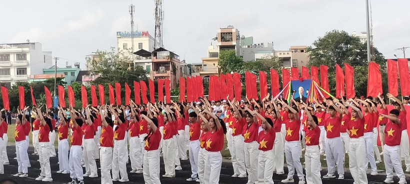 Học sinh các Trường THPT trên địa bàn tỉnh đồng diễn tiết mục Tôi yêu Việt Nam.