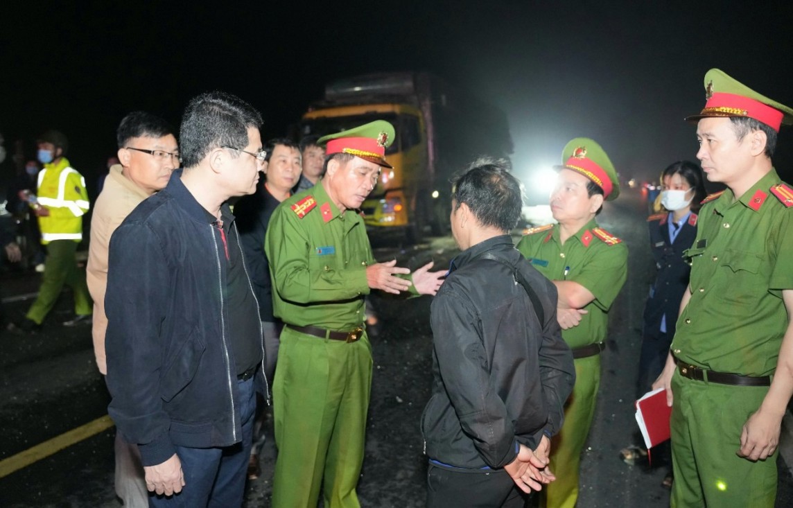 Lực lượng chức năng Thừa Thiên Huế tiến hành điều tra, làm rõ nguyên nhân các vụ tai nạn trên cao tốc (Ảnh Cổng TT UBND tỉnh TTH)