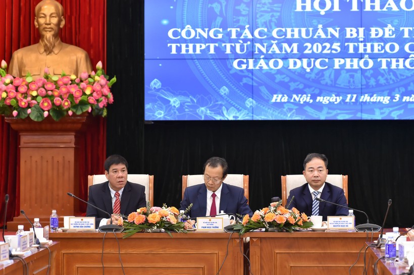 Chủ trì hội thảo về công tác chuẩn bị đề thi tốt nghiệp THPT từ năm 2025 theo Chương trình GDPT 2018 (từ trái sang phải): Phó Cục trưởng Cục Quản lý chất lượng Nguyễn Ngọc Hà, Thứ trưởng Bộ GD&ĐT Phạm Ngọc Thưởng, Cục trưởng Cục quản lý chất lượng Huỳnh Văn Chương.