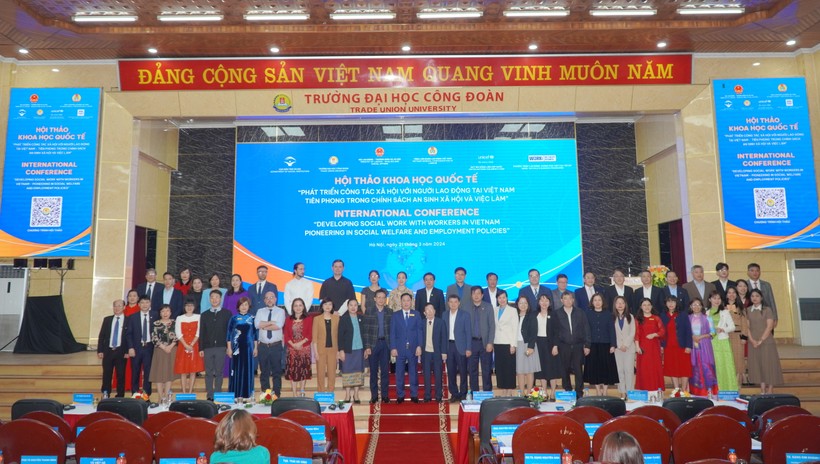 Các chuyên gia, nhà khoa học, đại biểu tham dự hội thảo.